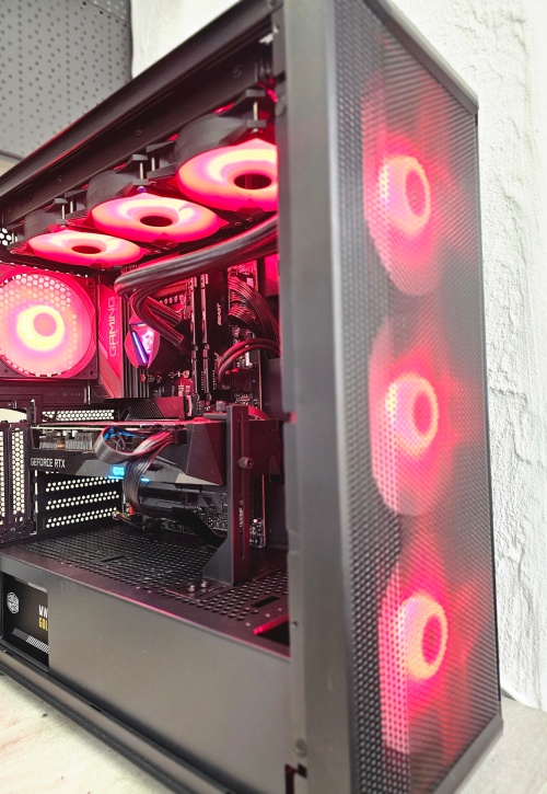 Tour de jeu sur mesure terminée, éclairage rouge des ventilateurs derrière le panneau, montée à Sierre par AdrianPCMaster.