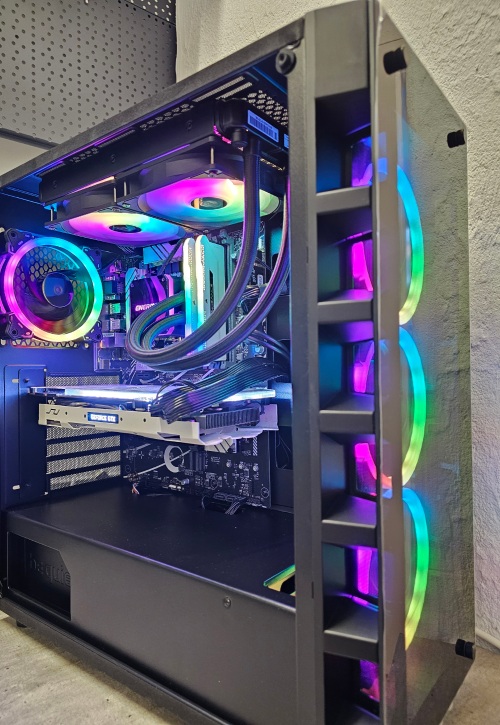 Détail du refroidissement d'un PC monté à la main : radiateur de watercooling, pompe et ventilateurs à éclairage adressable.